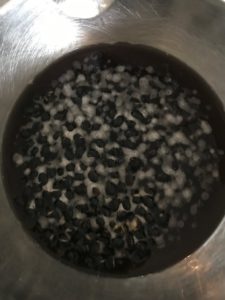 黒豆でソックヤーンを染めるために浸した豆