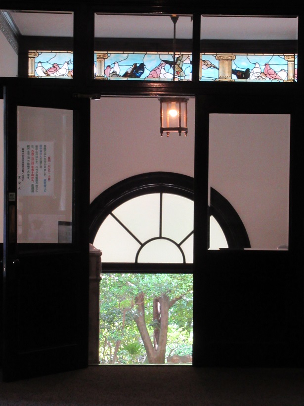 鳩山会館鳩のステンドグラス