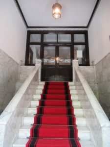鳩山会館入口への階段